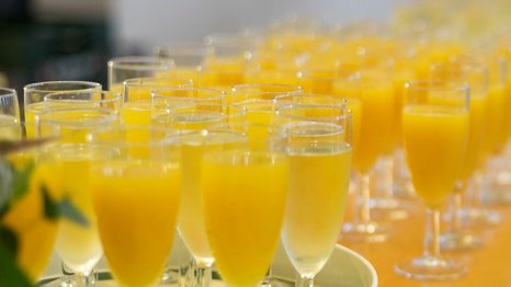 Gläser gefüllt mit einem gelben Getränk